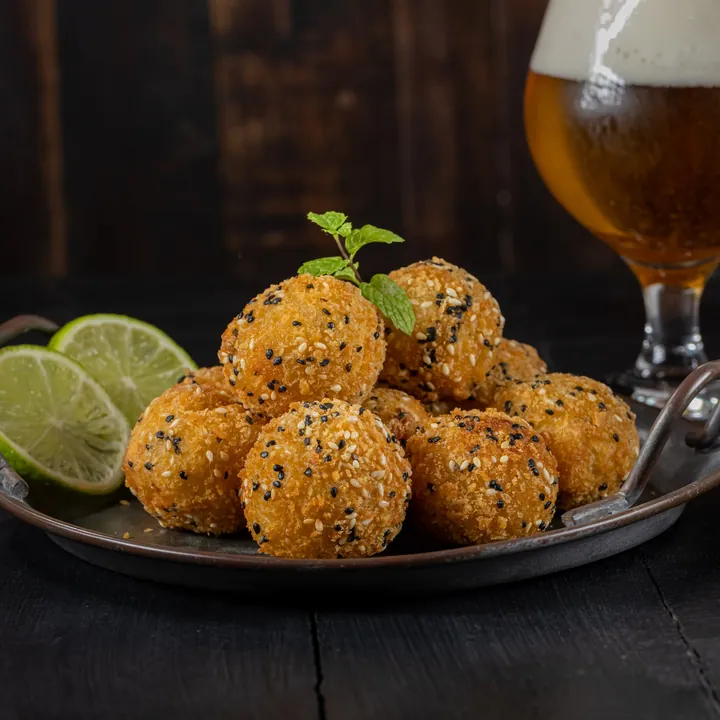 Bolinhas de camarão servidas com limão